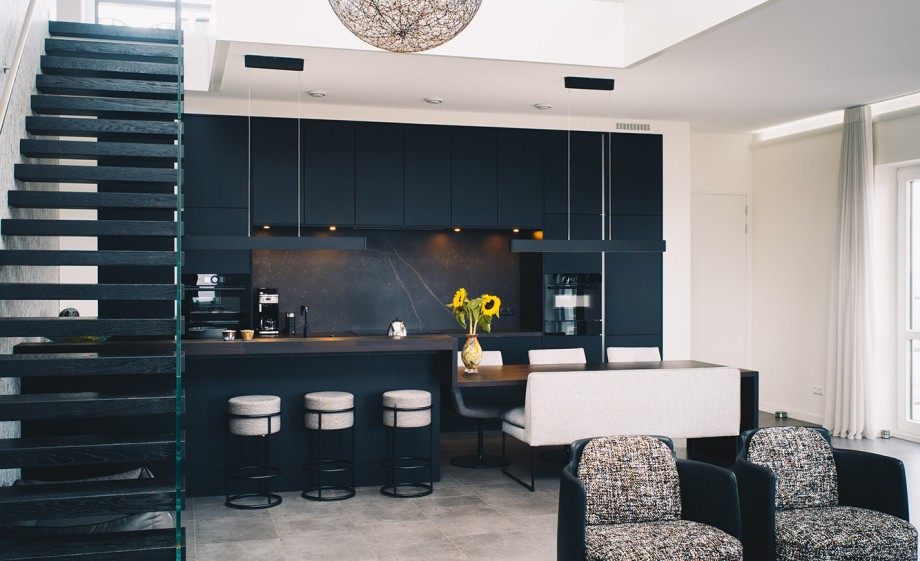 Koken en dineren aan het keukeneiland met bijbehorende tafel | Foto: Marjon Lukje