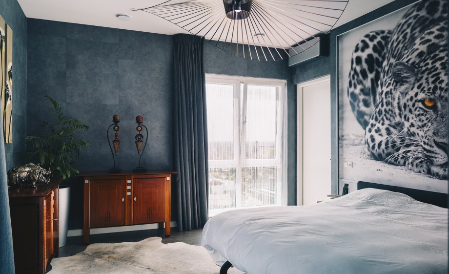 Veel licht aan alle kanten van de woning | Foto: Marjon Lukje