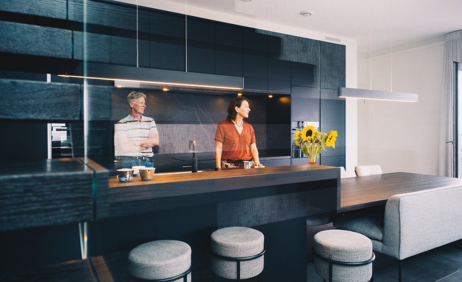 Het is uitgebreid tafelen in de woonkeuken | Foto: Marjon Lukje