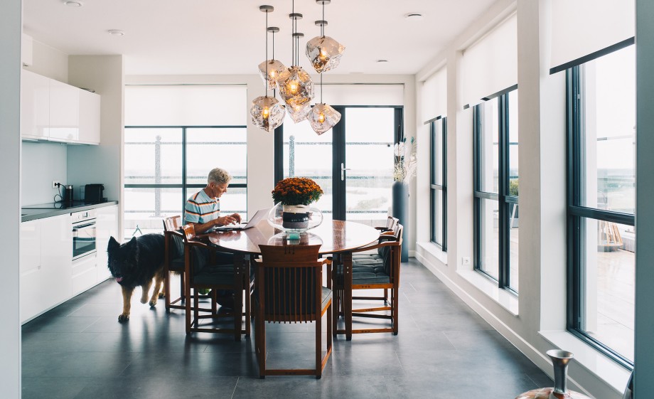 Aan het terras zit de koffiekeuken waar de bewoners elke ochtend de dag starten | Foto: Marjon Lukje