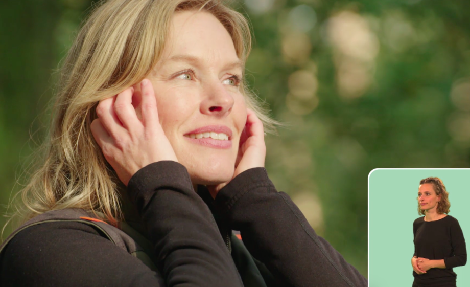 Marieke ervaart het bos zonder geluid | Still uit de uitzending