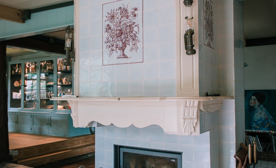 Een mooie haard midden in huis | Foto: Sheena Schouwink