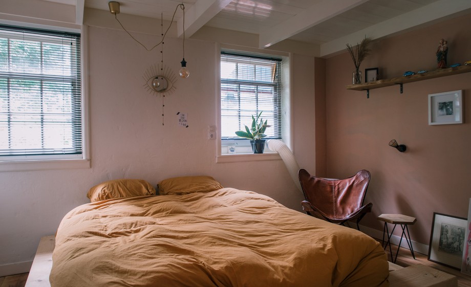 De slaapkamer heeft alle kleuren al gehad, maar blijft nu zachtroze | Foto: Sheena Schouwink