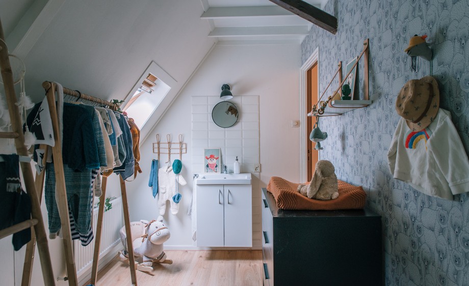 Zoontje Son zit op de beste plek in huis | Foto: Sheena Schouwink