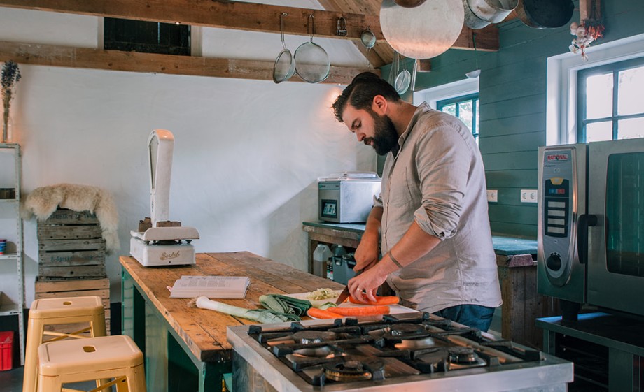 Julian kookt in de studio voor de buurt | Foto: Sheena Schouwink