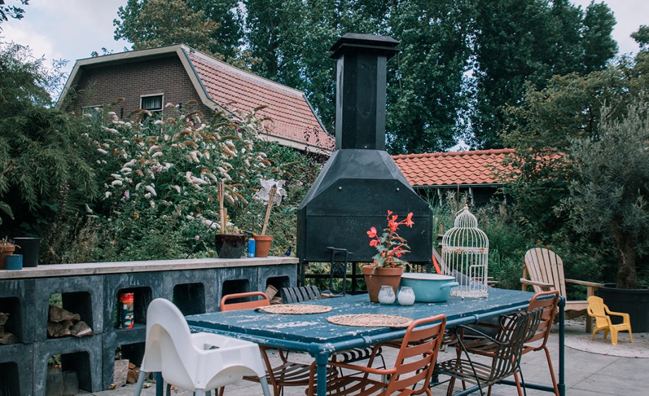Heerlijk BBQ-en buiten | Foto: Sheena Schouwink