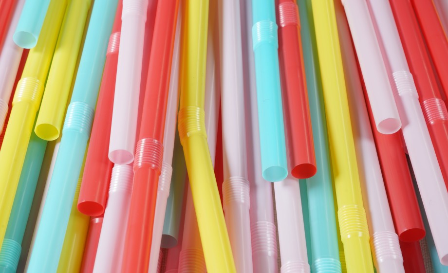 Zijn plastic rietjes eigenlijk wel zo feestlijk? | Foto: Pexels