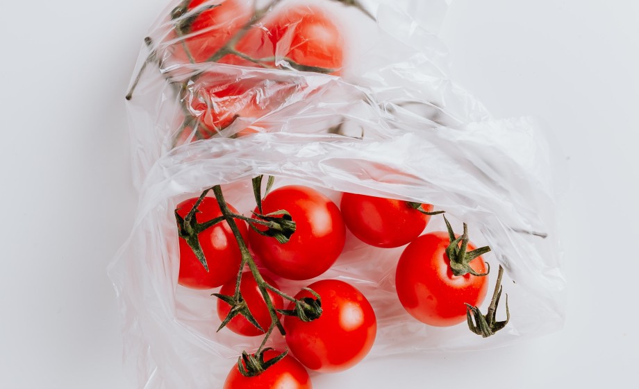 Waarom zitten tomaatjes eigenlijk in een plastic zakje? | Foto: Pexels