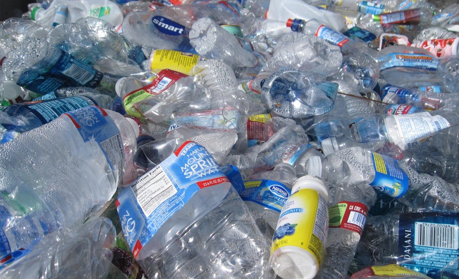 Grote afvalbergen vol plastic flesjes | Foto: Pexels