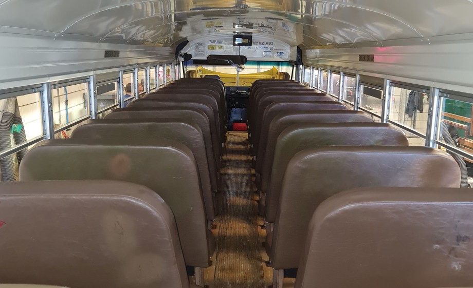 Eindeloos veel stoeltjes in de bus | Foto: demindfulnessbus.nl