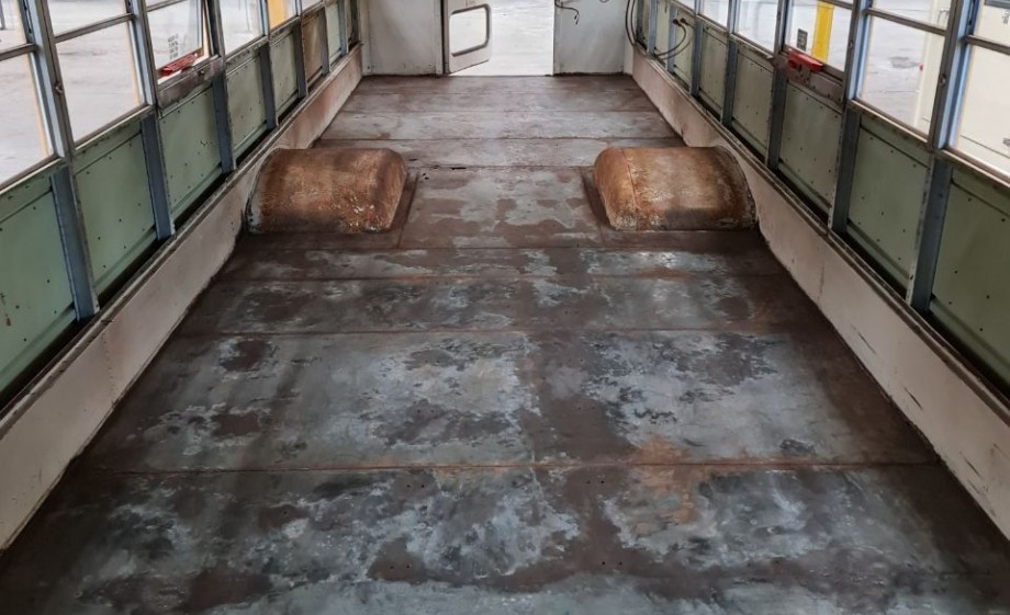 Alle stoeltjes, wanden en plafond eruit gesloopt | Foto: demindfulnessbus.nl
