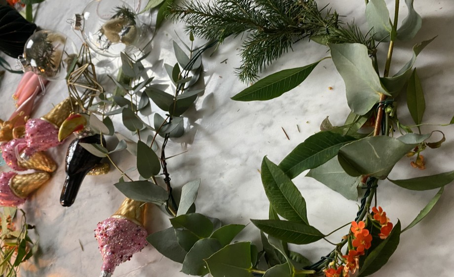 Een kerstkransje in de maak | Foto: redactie