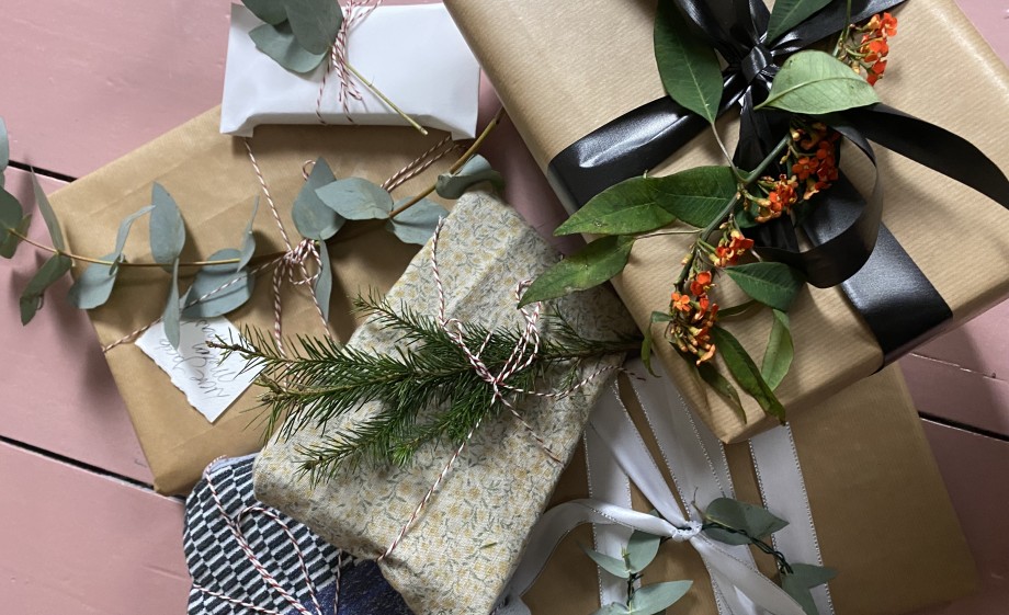 Cadeautjes onder het kerstboeket | Foto: redactie