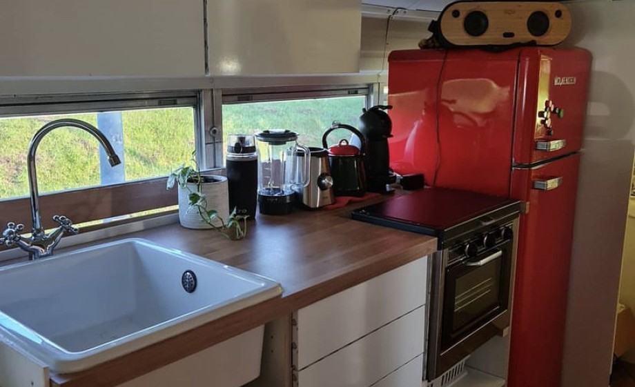 Een kleine keuken met alles wat Danny nodig heeft voor handen | Foto: demindfulnessbus.nl