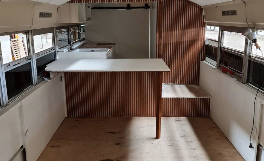 Keukenblok, toilet en slaapruimte erin | Foto: demindfulnessbus.nl