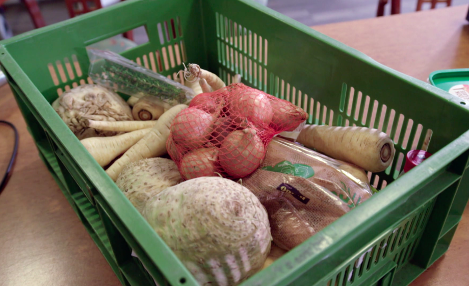 Krat met overgebleven groenten voor de soep | Still uit de uitzending