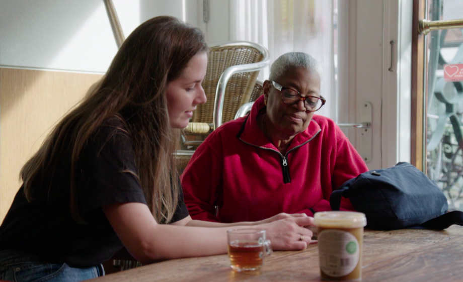 En samen een moment om te kletsen vinden vrijwilligers en ouderen heel waardevol | Still uit de uitzending