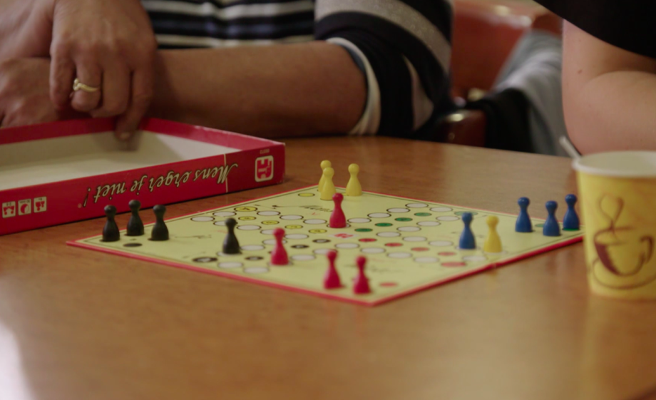 Samen tijd doorbrengen met een spelletje | Still uit de uitzending