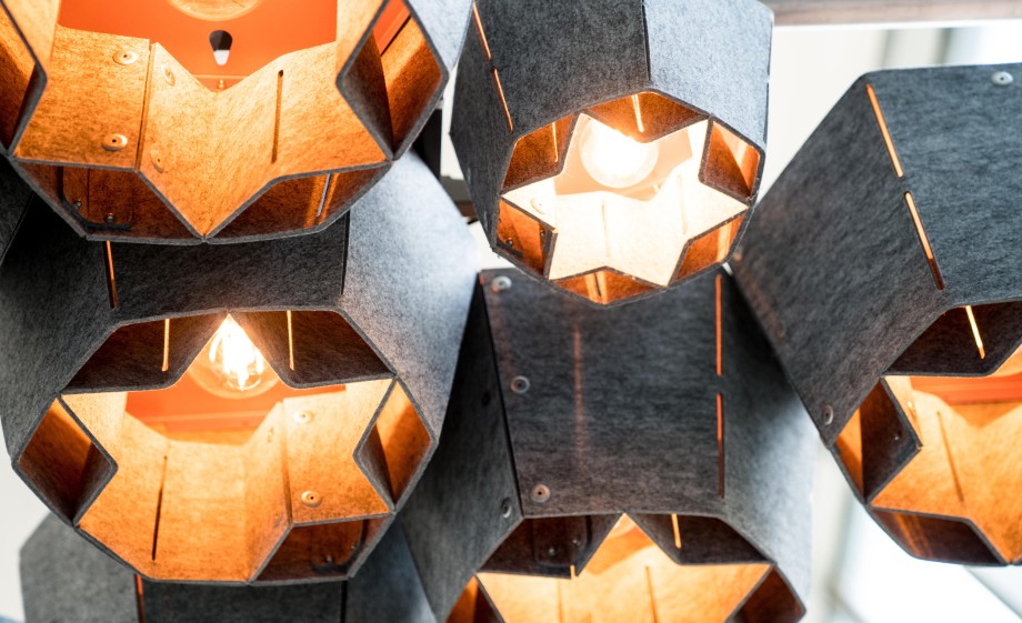 Deze lampen zijn gemaakt van plastic dat is opgevist en opgeruimd door Plastic Whale | Foto: Plastic Whale