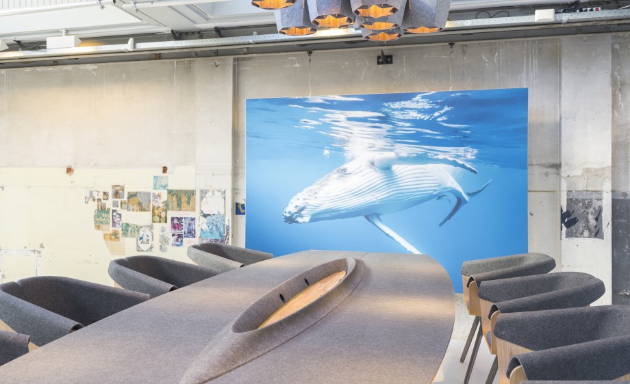 Ook het vilt van deze design tafel en stoelen is gemaakt van gerecycled plastic | Foto: Plastic Whale