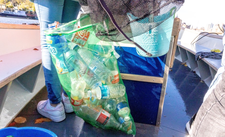 Jaarlijks halen alle plastic vissers met Plastic Whale 50.000 plastic petflessen uit het water| Foto: Plastic Whale