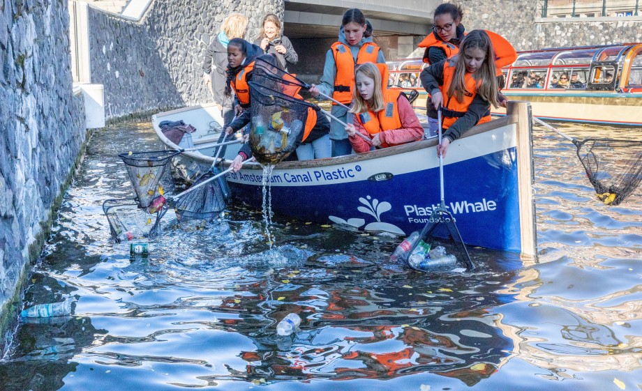 Vol enthousiasme varen kinderen mee met Plastic Whale | Foto: Plastic Whale