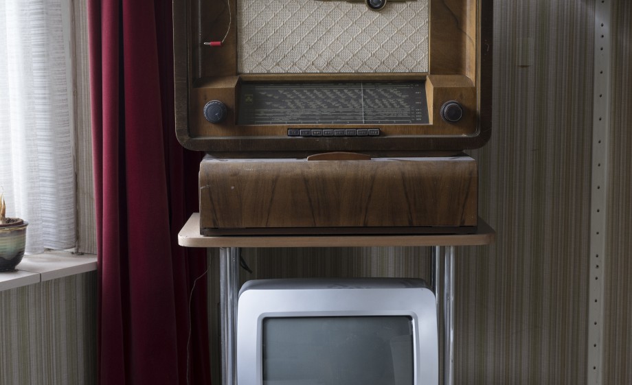 Radio uit de jaren '50 en tv uit de jaren '90 | Fotografie © Arjan Bronkhorst