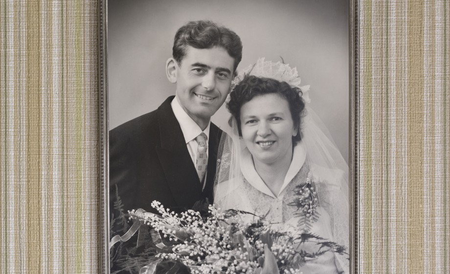 Trouwfoto in de woonkamer van Ton en Nel | Fotografie © Arjan Bronkhorst