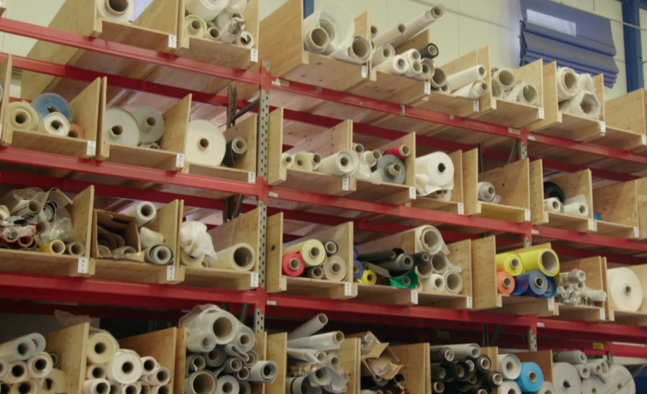 Rollen zeil in de zeilmakerij 