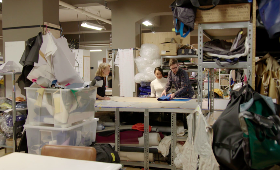 Marieke Eyskoot met het ontwerpersduo in het atelier in Arnhem