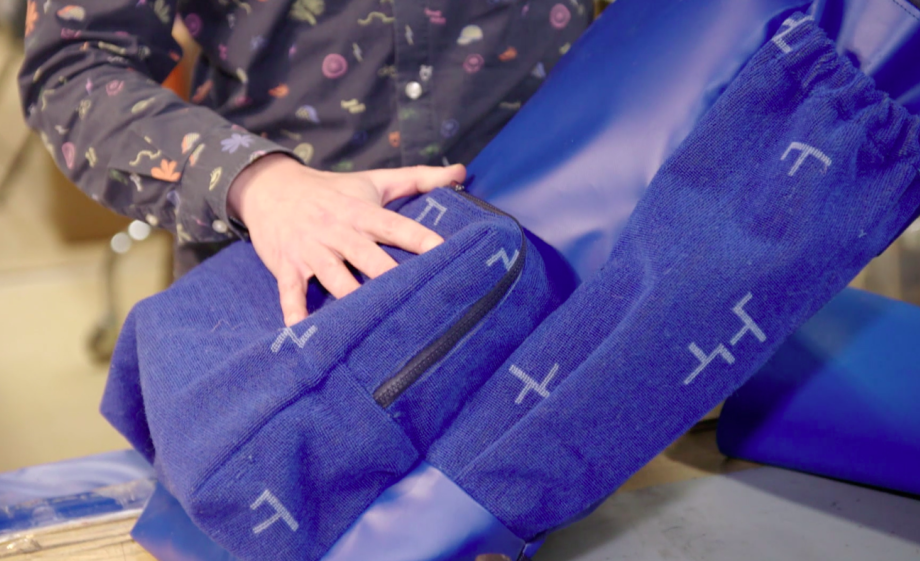 Van de bekleding bijvoorbeeld uit oude treinen zijn deze rugtassen samengesteld