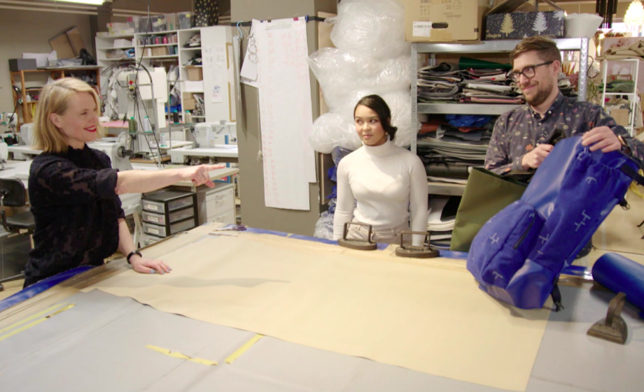 Ook van oude materialen uit de trein worden producten gemaakt zoals deze rugzak