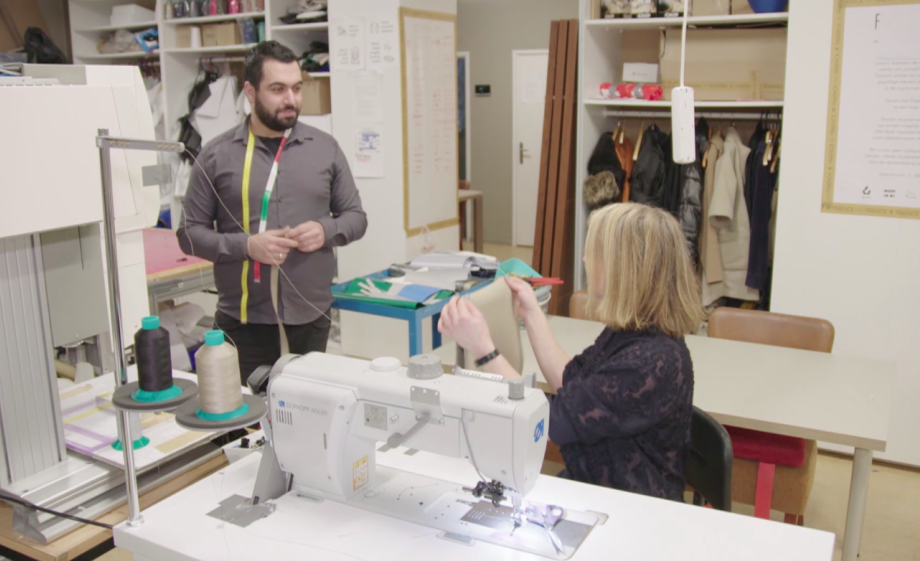 Mohammed en Marieke aan het werk in het atelier