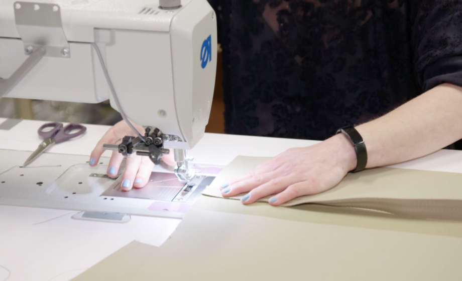 Met grote nauwkeurigheid wordt hier een shopper in elkaar gezet van oud zeil