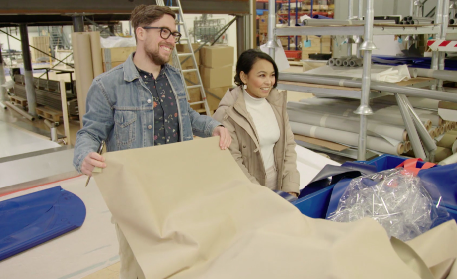 Ontwerpersduo Pascal Mulder en Ratna Ho op zoek naar restanten zeil 