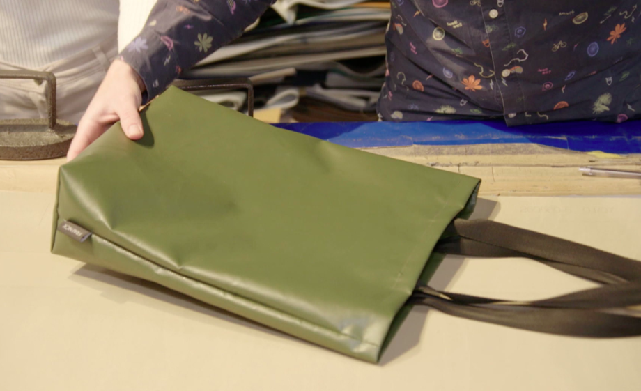 Deze shopper is het eerste project waar beginnende makers in het atelier zich bezig gaan houden