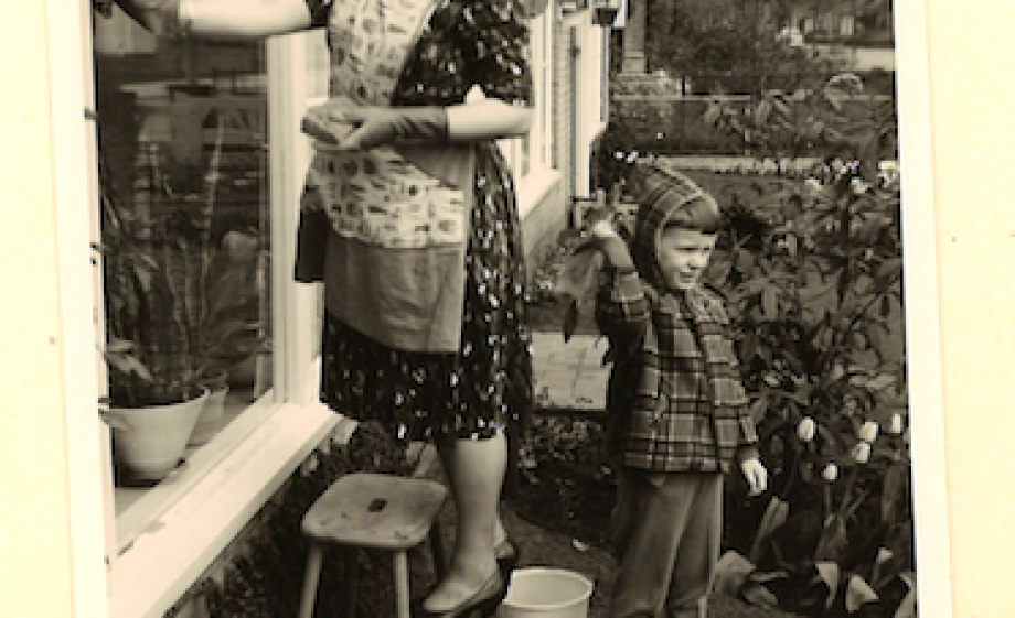 Nel Sloëtjes lapt de ramen, Henk staat naast haar | archief Vereniging Hendrick de Keyser 