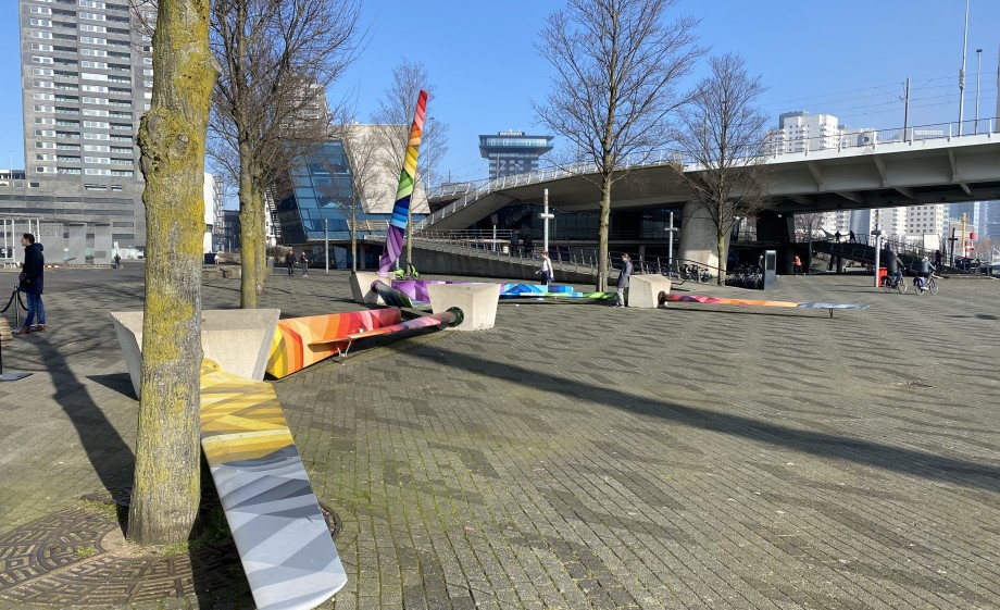 De bankjes zijn momenteel gekleurd als samenwerking met de Rotterdamse LHBTIQ+  community| Foto: Jos de Krieger