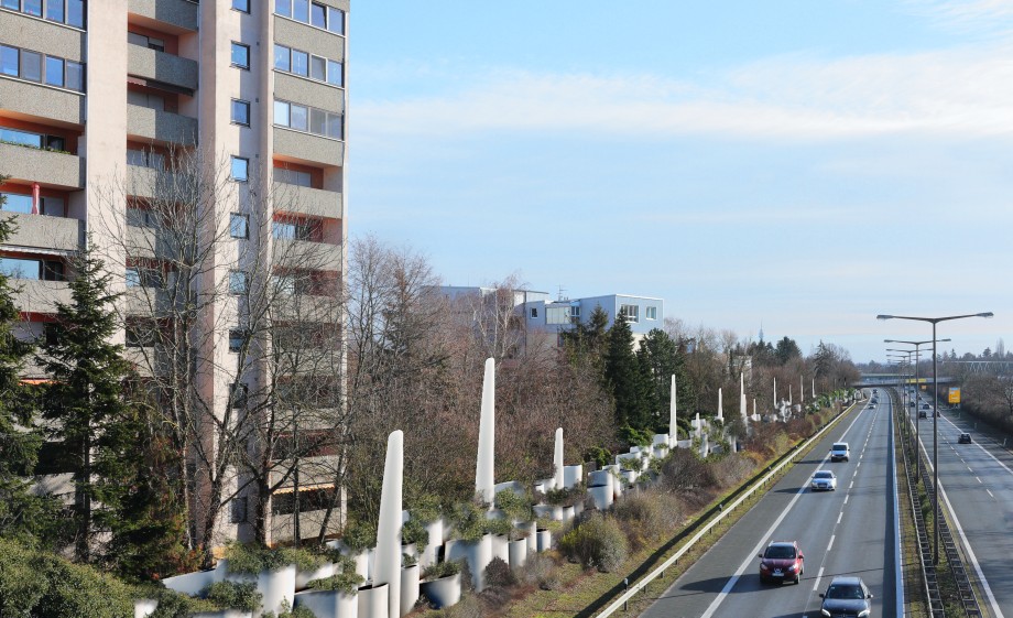 Aan de stille zijde van de geluidswal kan je wandelen, aan de andere kant ligt de snelweg | Bron: Blade Made / Superuse