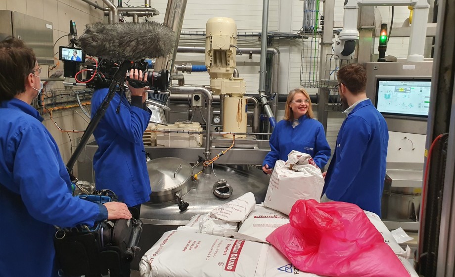 Marieke Eykoot in de zeepfabriek met cameraploeg