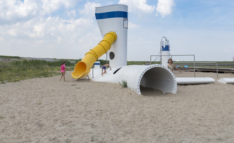 Ook in Terneuzen heeft Jos een speeltuin gemaakt van wieken, deze speeltuin ligt prachtig op het strand. | Bron: Blade Made / Superuse