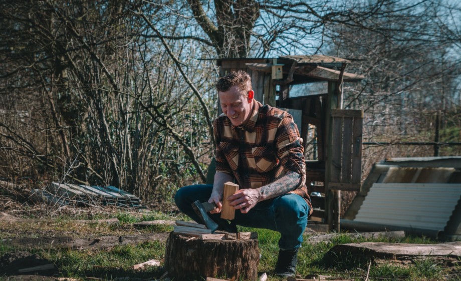 En ook houthakken hoort erbij natuurlijk | Foto: Sheena Schouwink