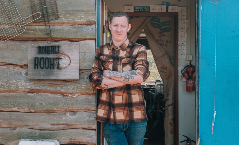 Niels wil zijn ambacht delen met leerlingen en krijgt die met regelmaat over de vloer in zijn rokerij | Foto: Sheena Schouwink