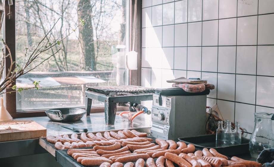 Niels werkt met lokale producten, zoals honing, groenten maar ook vlees van de varkens van het land | Foto: Sheena Schouwink