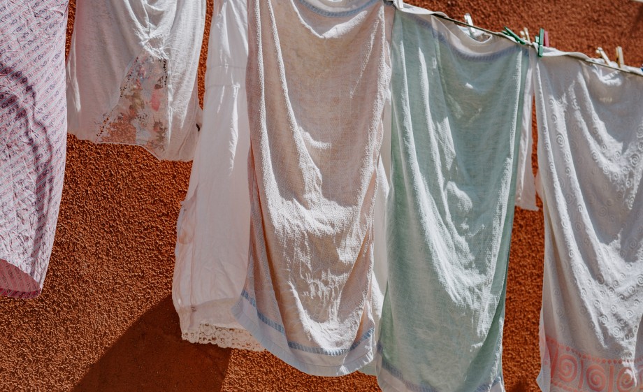 Een frisse was aan de lijn in de zon voor een bruine muur