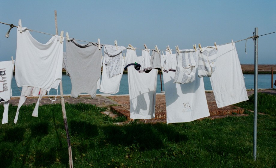 Een frisse was aan de lijn in de zon