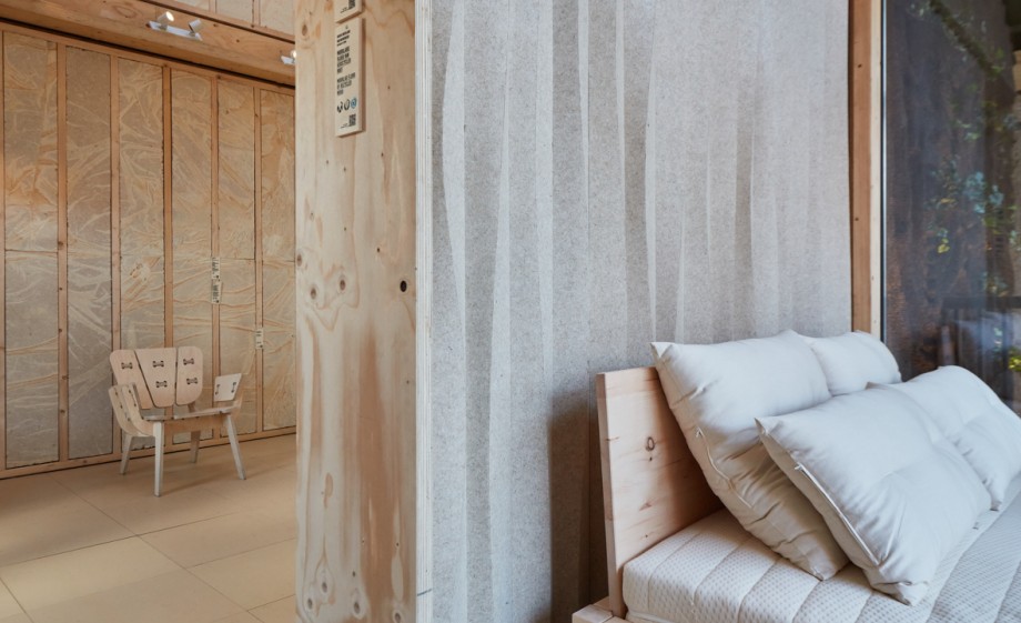 De slaapkamer in het biobased huis | The Exploded View Beyond Building, DDW21, ©About Today- Bedroom with natural latex mattress and bed by Ecolinde, Acoustic walls from recycled burlap by Samira Boon, NPSP, Dofactory and wolck and a modular floor of recycled wood by Herso circulaire houtbewerkers.