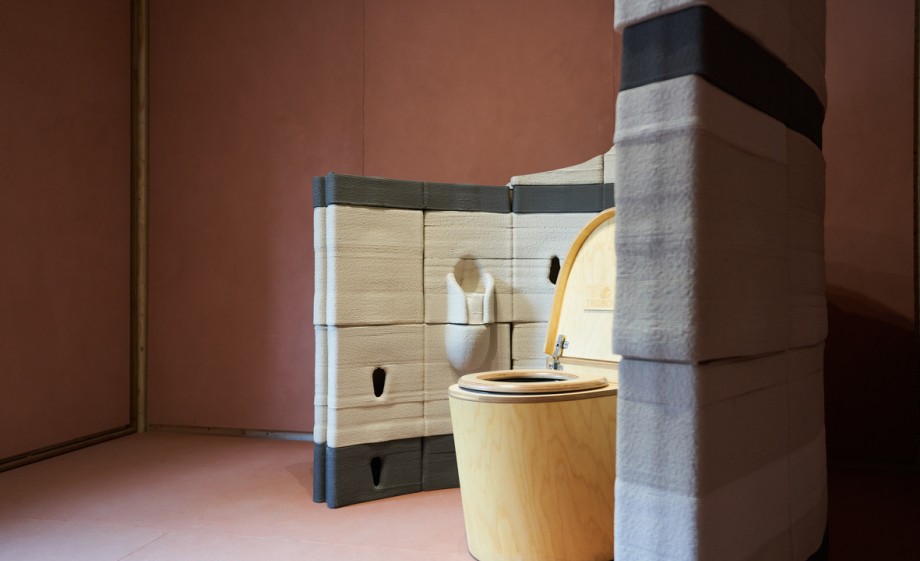 Het toilet in het biobased huis | The Exploded View Beyond Building, DDW21, ©About Today- 3D printed building elements from the waste stream of a water treatment plant by Omlab and coating of loam and sedimentary rock by Claylime applied to the walls and floor 