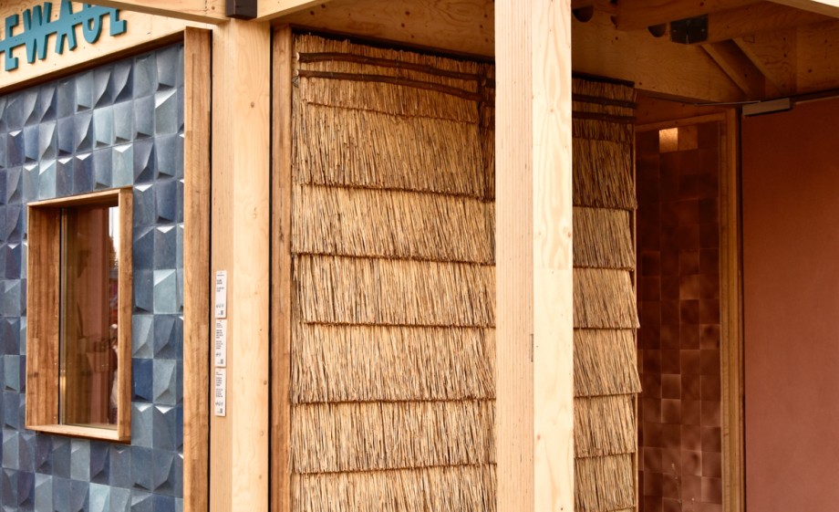 Detail van de buitenkant van het biobased huis | The Exploded View Beyond Building, DDW21, Lisa Wernaart- Compact water harvesting system for the urban environment by Studio Sway, façade tiles of reed, blue algae and cellulose fibers from sewage sludge by NPSP B.V., Reed cladding by Bouwtuin and a garde