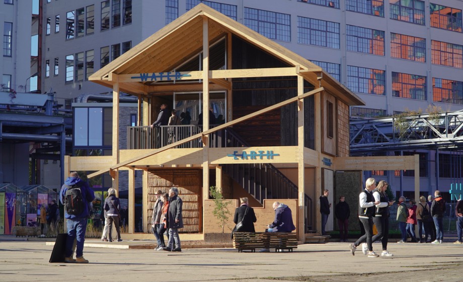 Een volledig woonhuis gebouwd van natuurlijke materialen | The Exploded View Beyond Building, DDW21, ©Erik Melander- Front